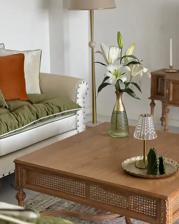چیدمان روی میز جلو مبلی