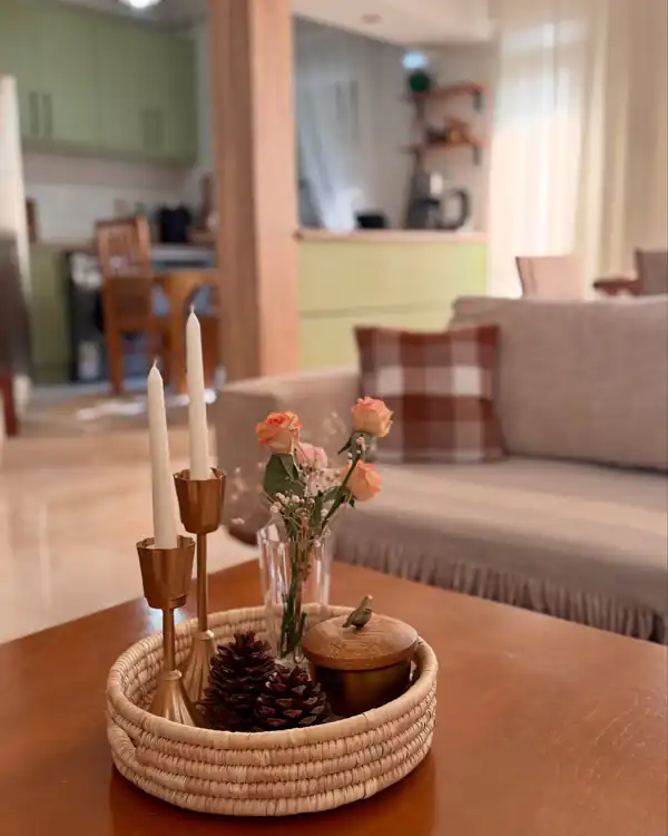 چیدمان روی میز جلو مبلی