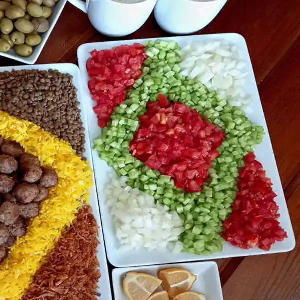 تزیین سالاد تو ظرف مستطیل