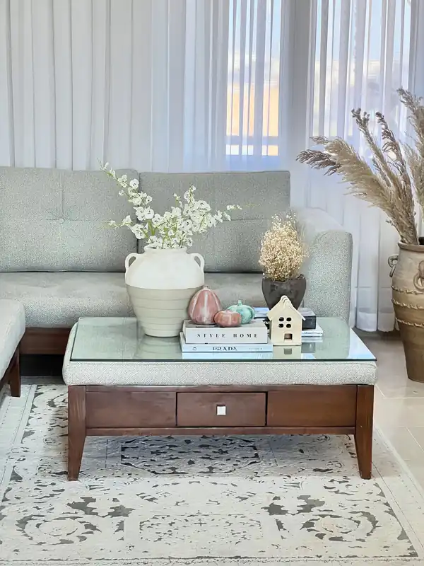 عکس چیدمان روی میز جلو مبلی