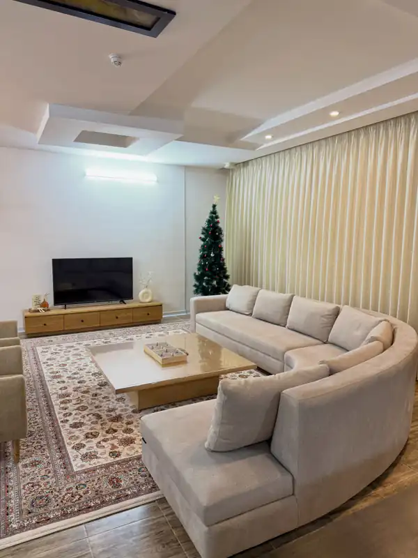 چیدمان مبل هفت نفره در فضای کوچک