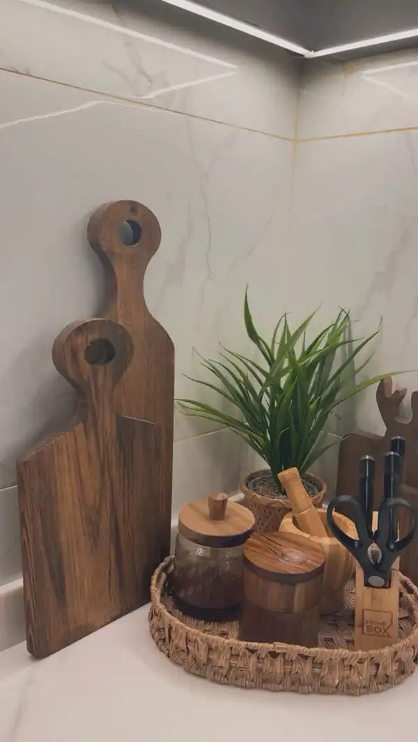 چیدمان کنار گاز با وسایل چوبی