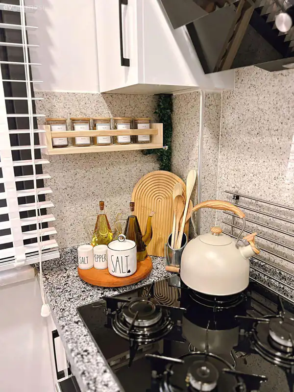 چیدمان کنار گاز روی کابینت