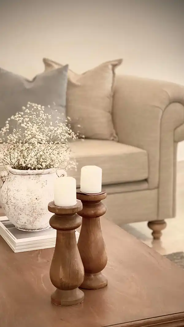 چیدمان میز جلو مبلی
