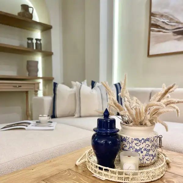 چیدمان میز جلو مبلی