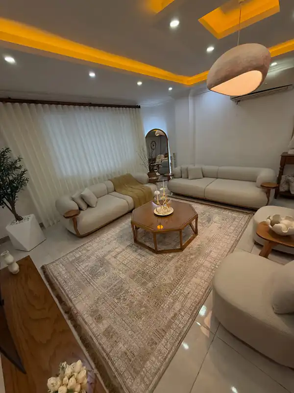 چیدمان مبل جلوی پنجره