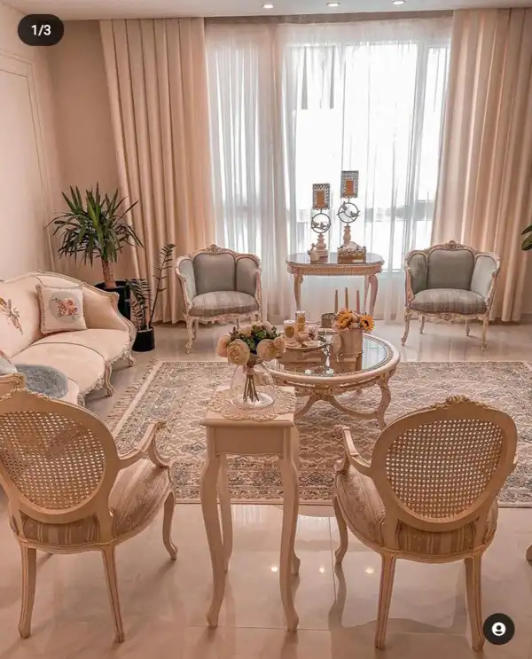 چیدمان مبل جلوی پنجره