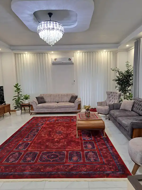 چیدمان مبل جلوی پنجره