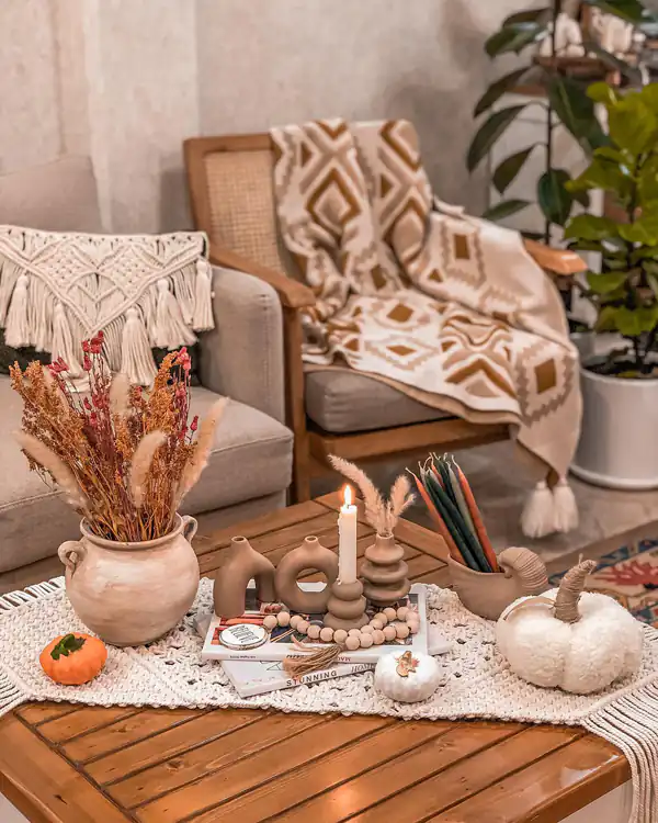 ایده چیدمان روی میز جلو مبلی