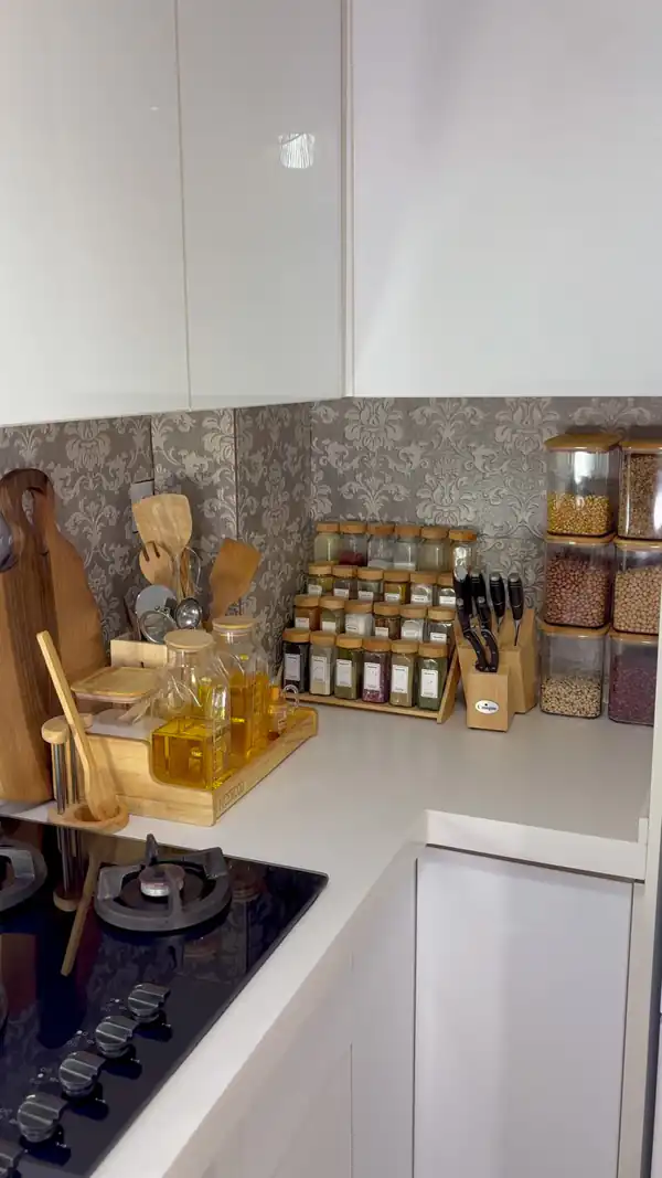 جدیدترین چیدمان آشپزخانه عروس با وسایل چوبی