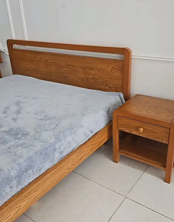 میز عسلی کنار تخت