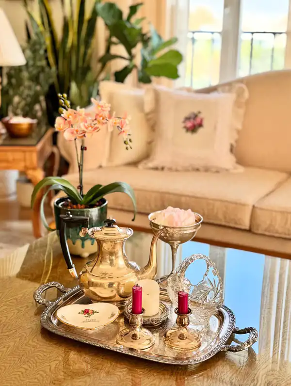 مدل چیدمان روی میز جلو مبلی