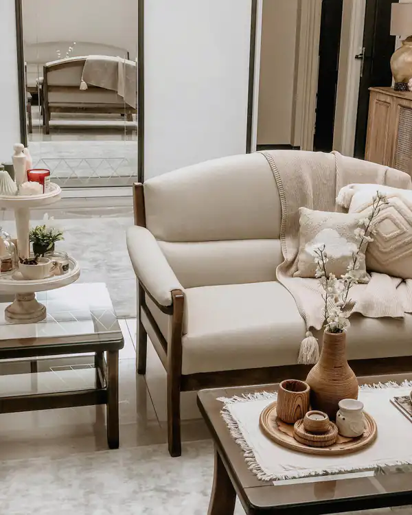 چیدمان میز جلو مبلی خاص