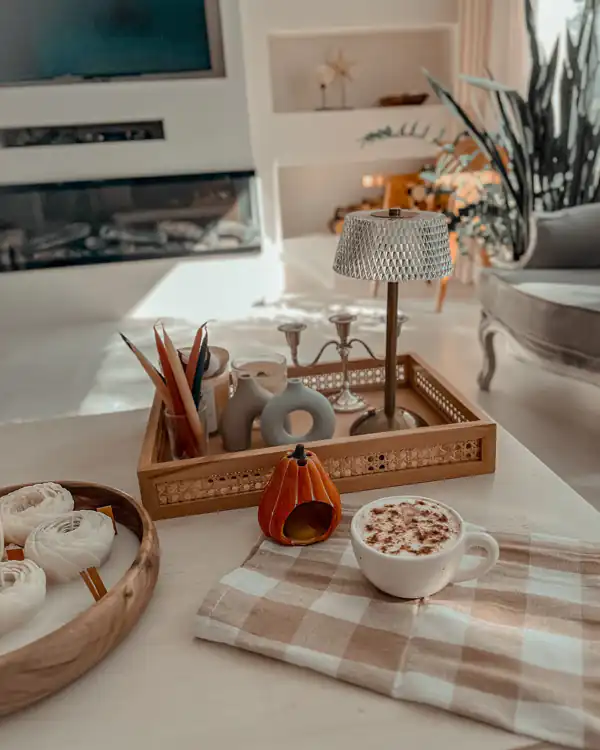 چیدمان میز جلو مبلی مدرن