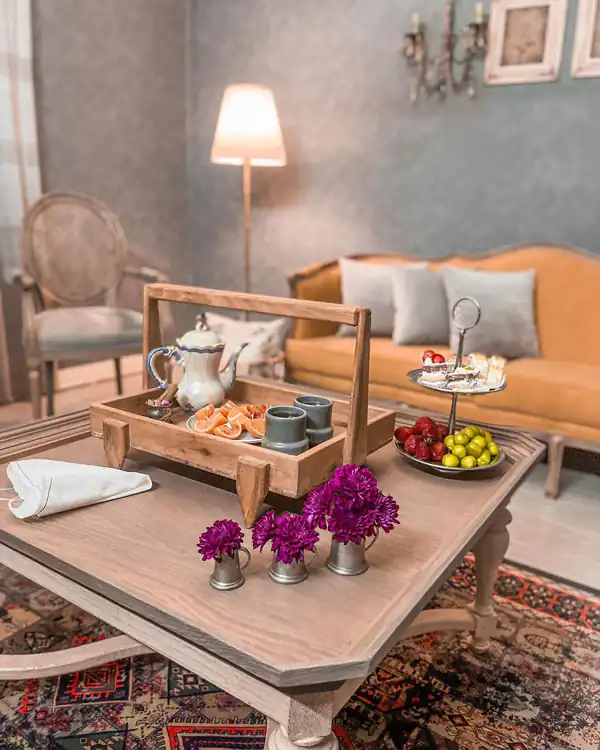 چیدمان میز جلو مبلی شیک