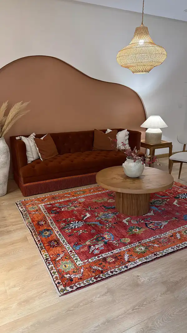 چیدمان پذیرایی با فرش قرمز