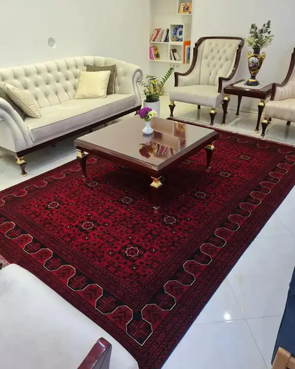 چیدمان پذیرایی با فرش قرمز