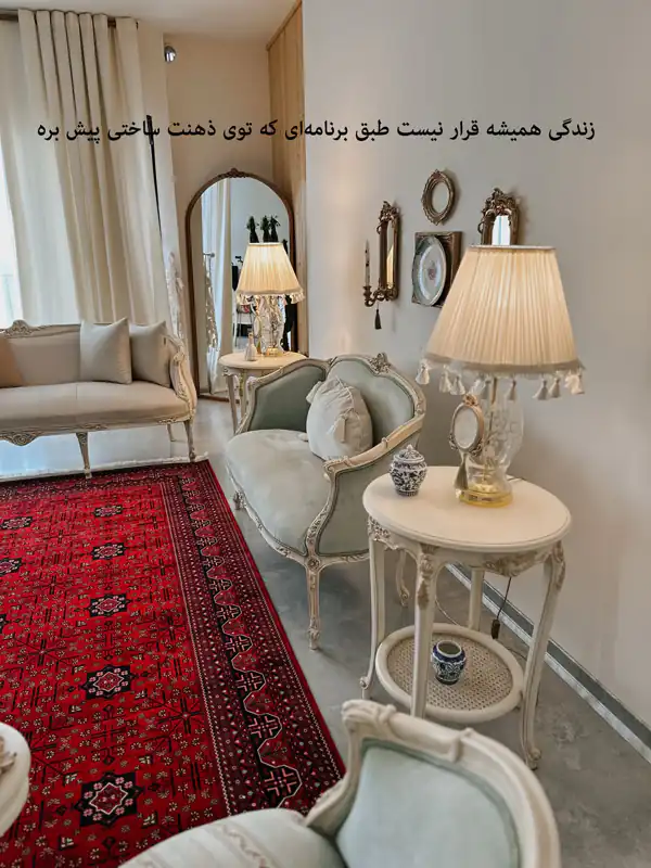 چیدمان پذیرایی با فرش قرمز