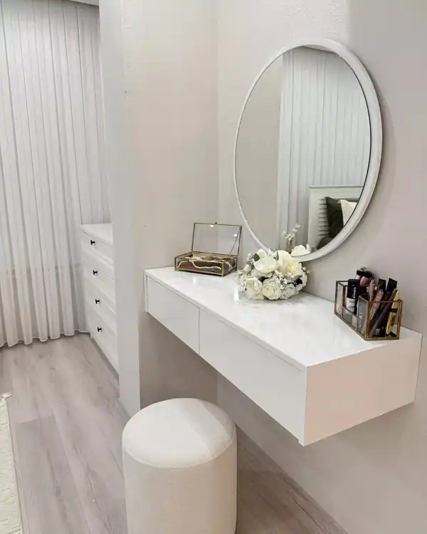 چیدمان روی میز آرایش