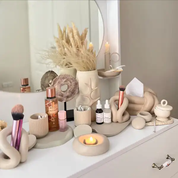 چیدمان روی میز آرایش