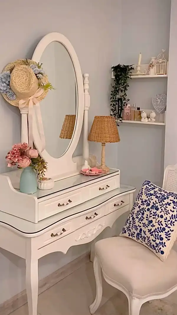 چیدمان روی میز آرایش