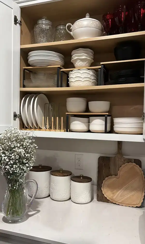 مدل چیدمان داخل کابینت بشقاب