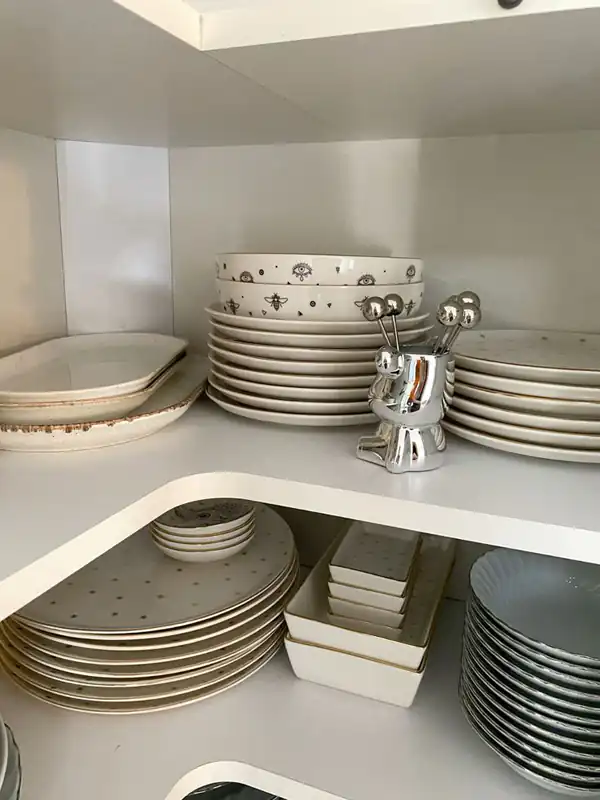 مدل چیدمان داخل کابینت بشقاب