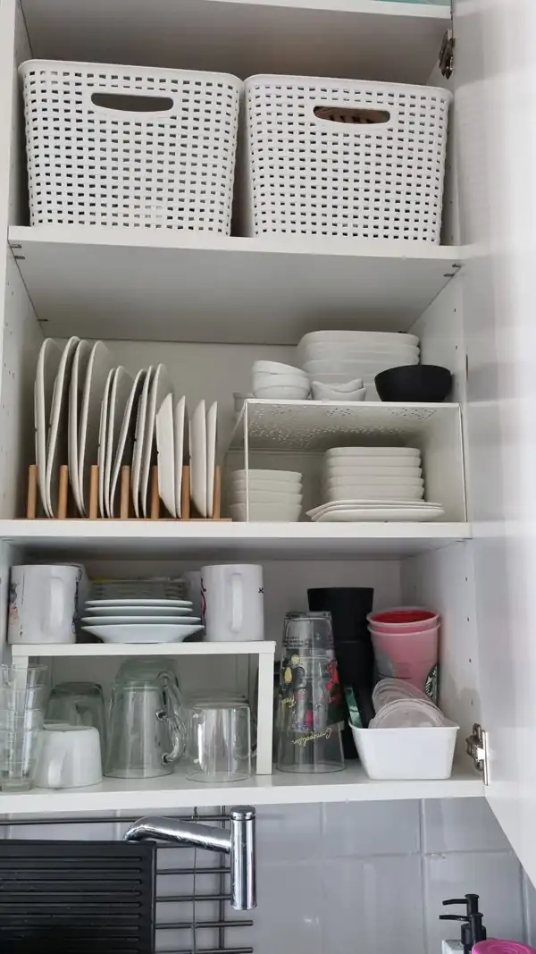 مدل چیدمان داخل کابینت بشقاب