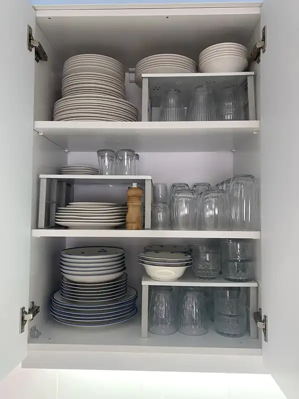 مدل چیدمان داخل کابینت بشقاب